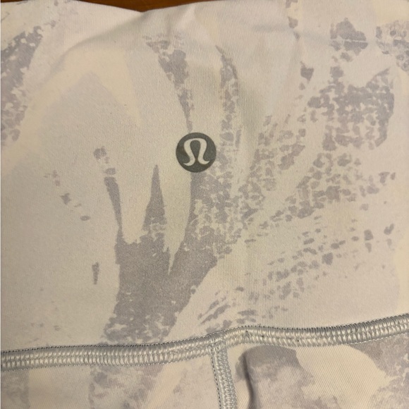 Lululemon Wunder Under High-Rise Tight, Tropical Shadow Starlight (white/gray) - Picture 7 of 8